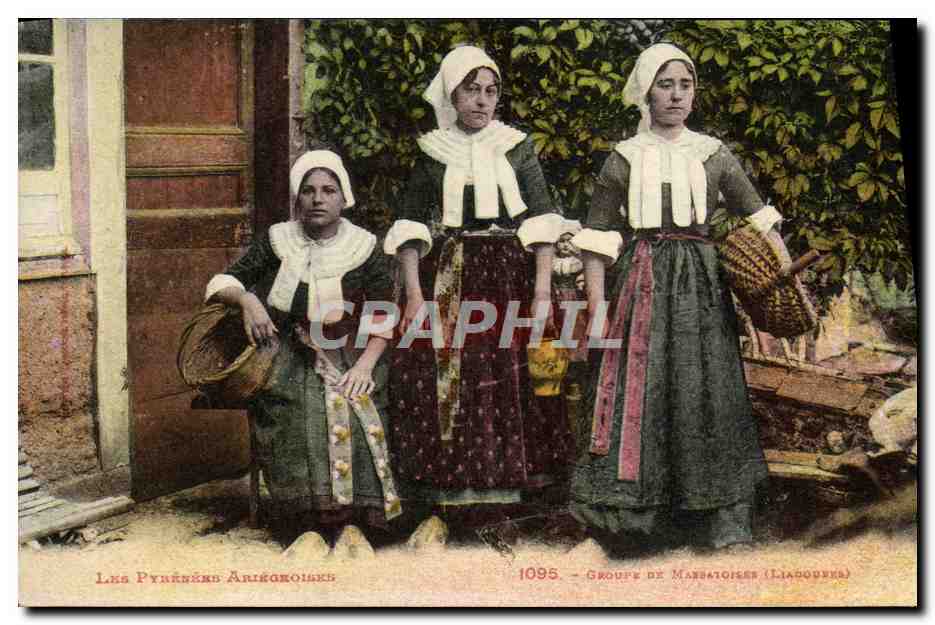 CPA Folklore Pyrenees Ariegeoises Groupe de Massatoires Liadoures 