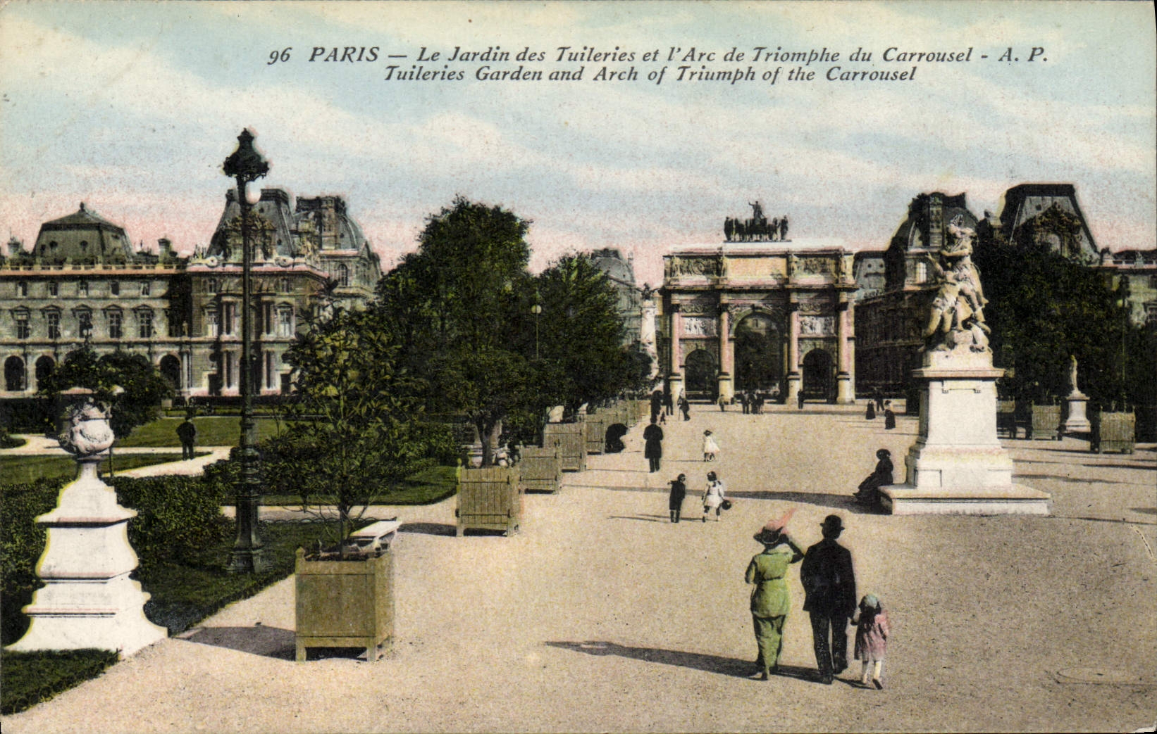 Paris — Le Jardin des Tuileries et l'Arc de Triomphe du Carrousel — A.P.