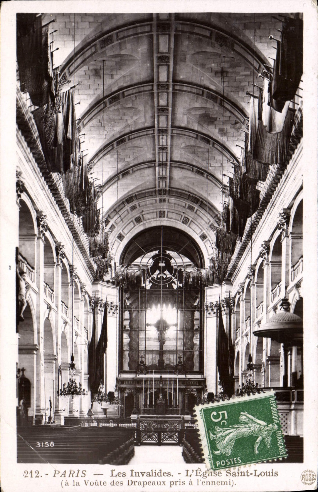 CPA Paris Les Invalides L'eglise Saint Louis A la voute des drapeaux pris a l'ennemi Militaria