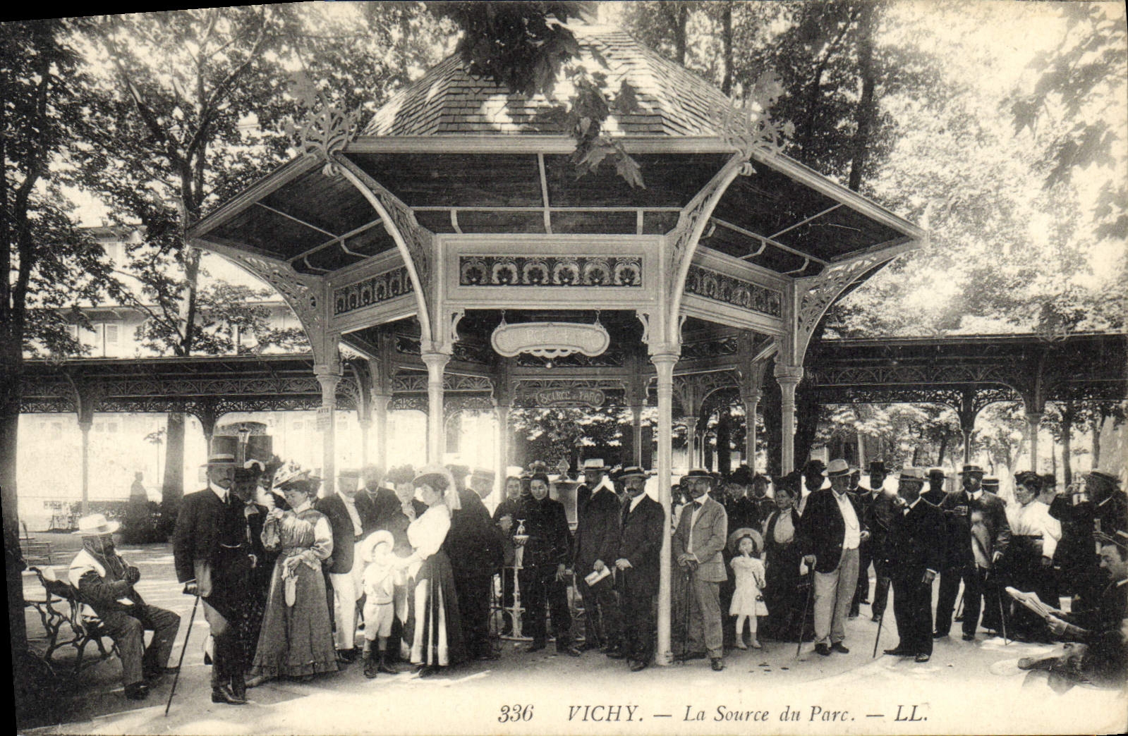 CPA Thermalisme Vichy La source du parc 