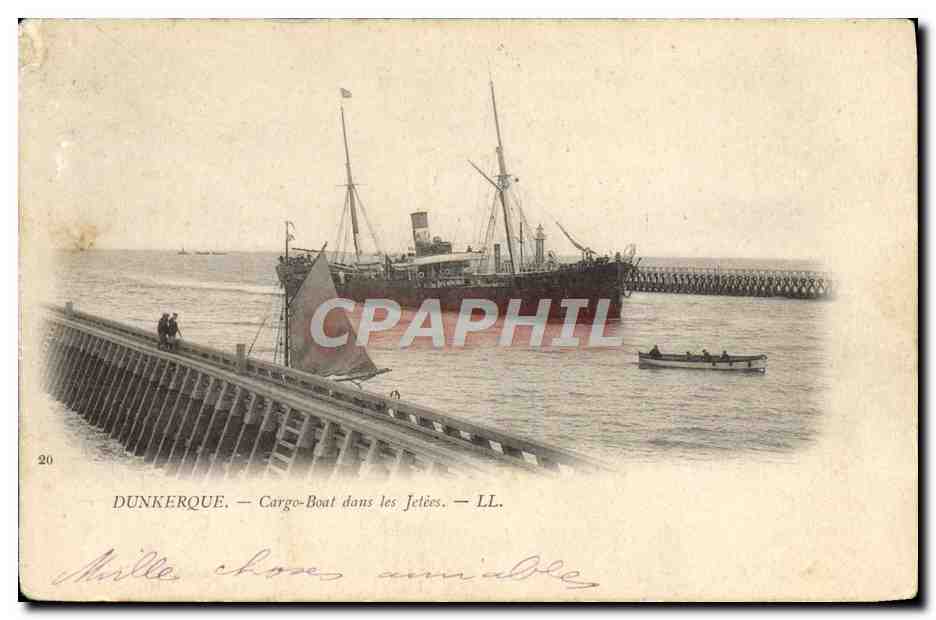 CPA Bateau Dunkerque Cargo boat dans les jetees