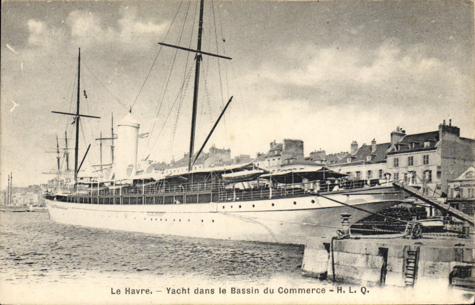 CPA Bateau Paquebot Le Havre Yacht dans le bassin du commerce 