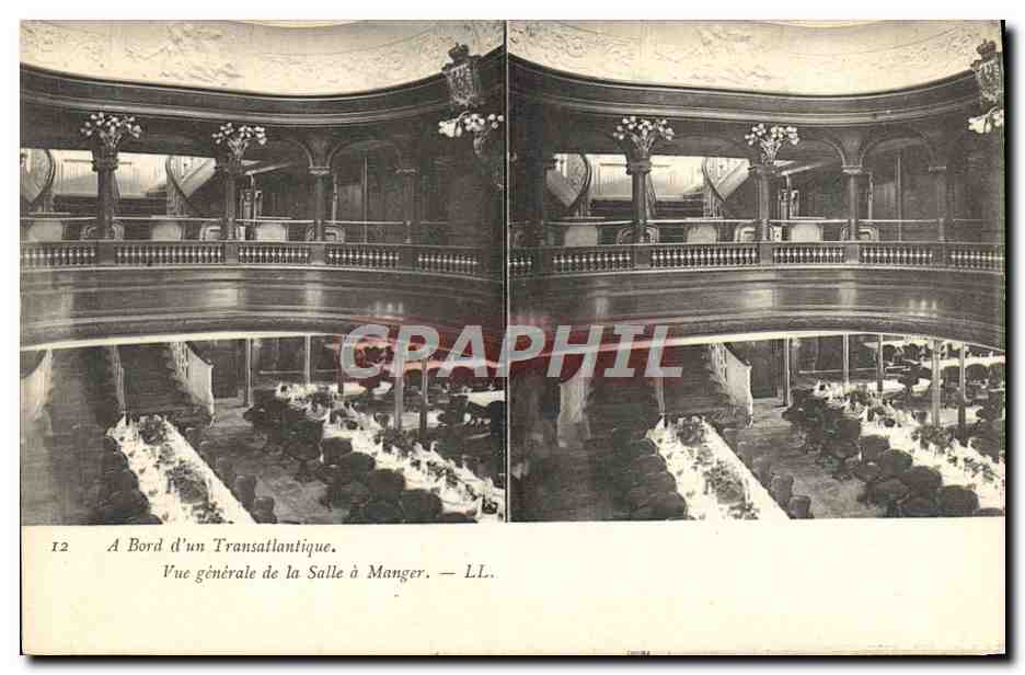 CPA Bateau Paquebot A bord d'un transatlantique Vue generale de la salle a manger