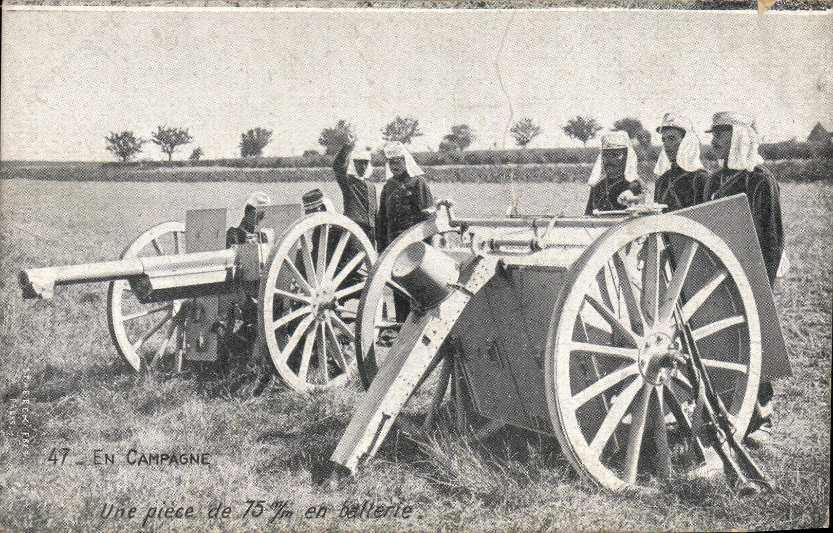 CPA Militaria Une piece de 75mm en batterie