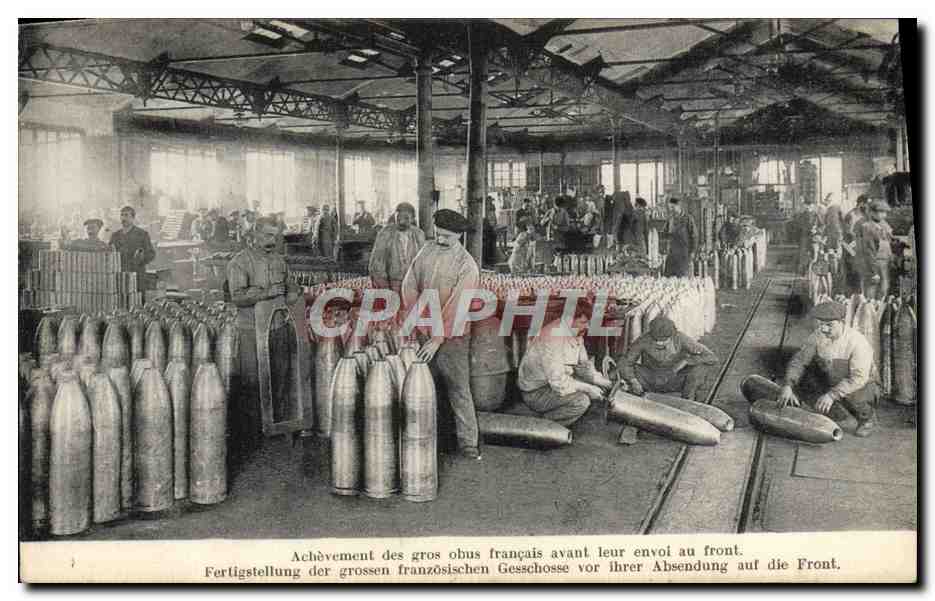 CPA Militaria Achevement des gros obus francais avant leur envoi sur le front 