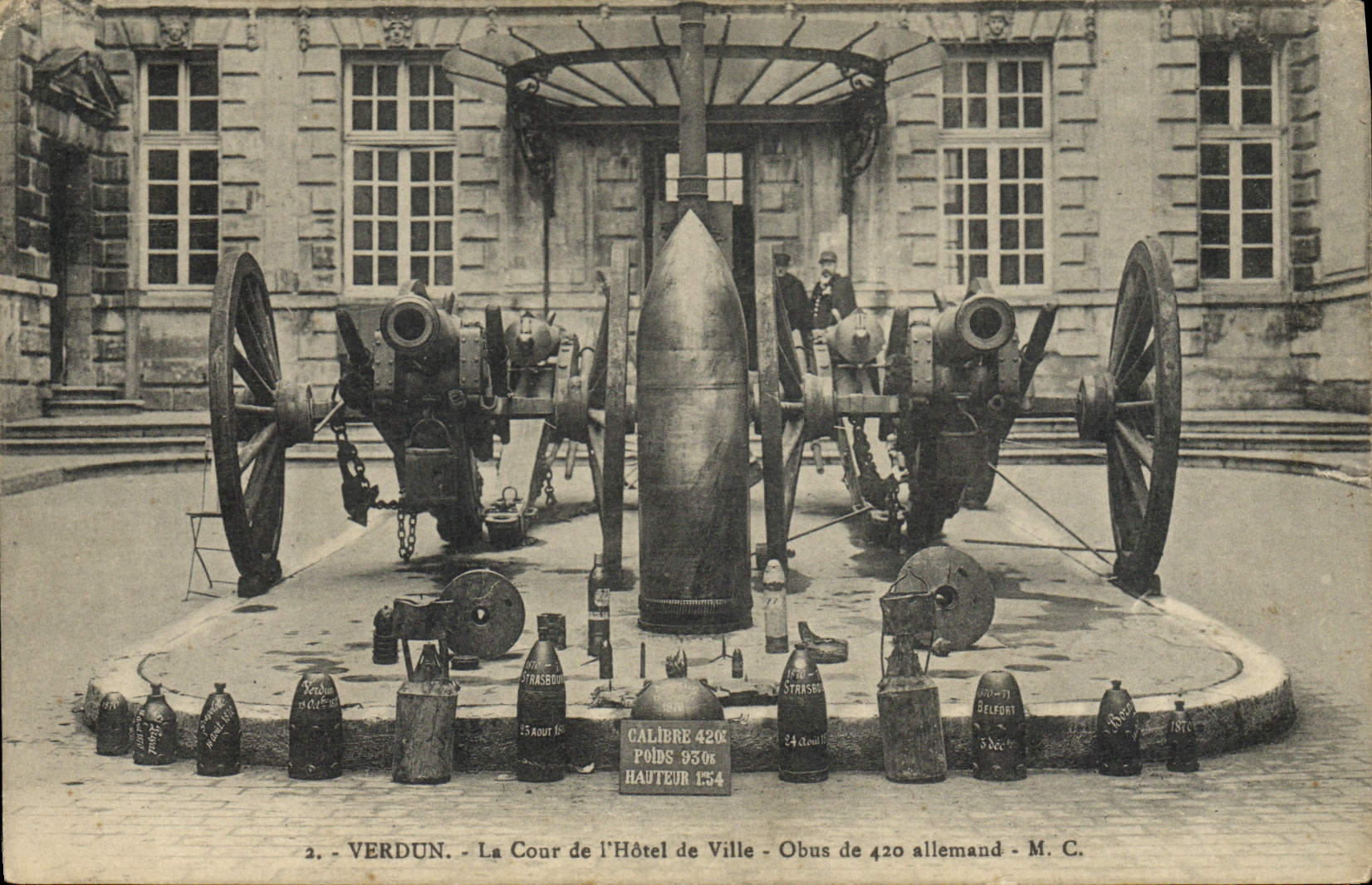 CPA Militaria Paris Verdun Cour de l'hotel de ville Obus de 420 allemand 