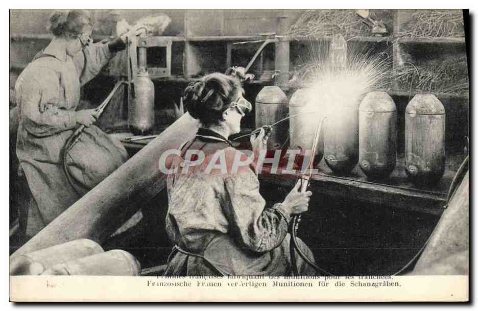 CPA Militaria Femmes francaises fabriquant des munitions pour les tranchees