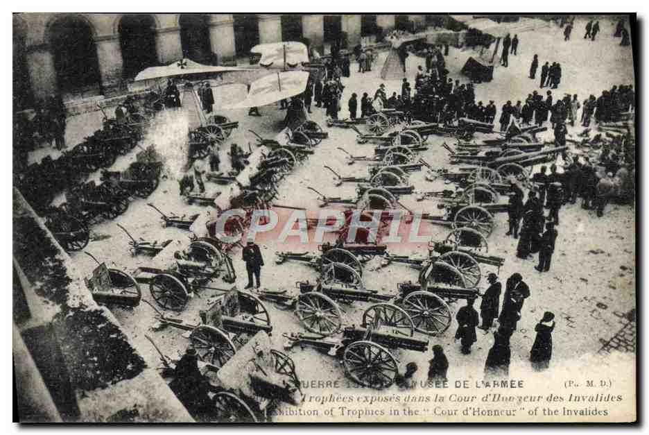 CPA Militaria Paris Musee de l'armee Trophees exposes dans la cour d'honneur des Invalides 