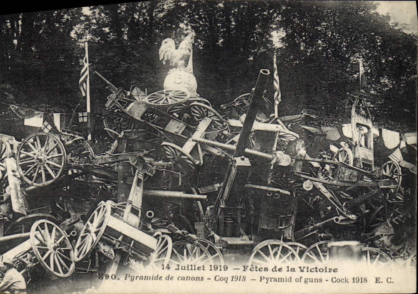 CPA Militaria Paris 14 juillet 1919 Fetes de la Victoire Pyramide de canons Coq 