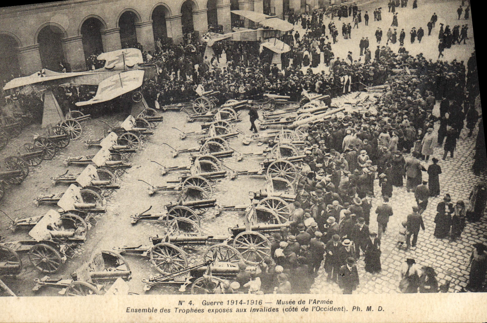 CPA Militaria Paris Musee de l'armee Ensemble des trophees exposes aux Invalides Avion