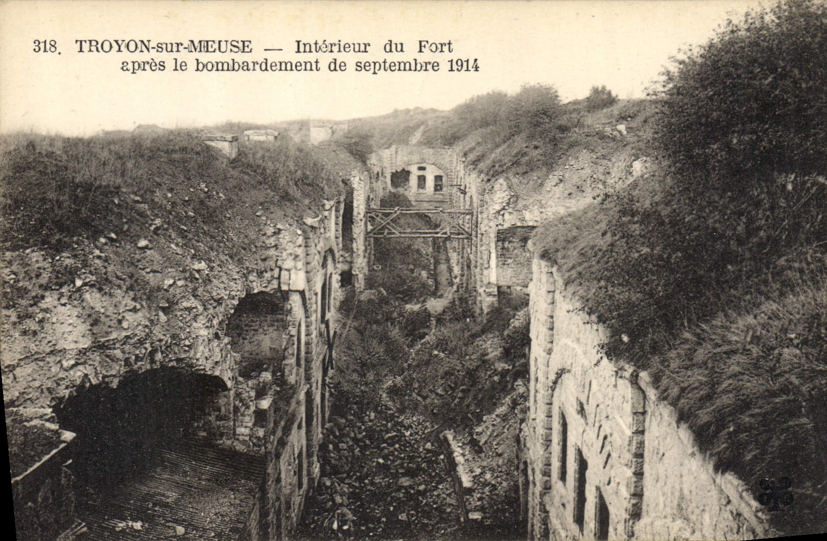 TROYON-sur-MEUSE — Intérieur du Fort après le bombardement de septembre 1914 — n° 318