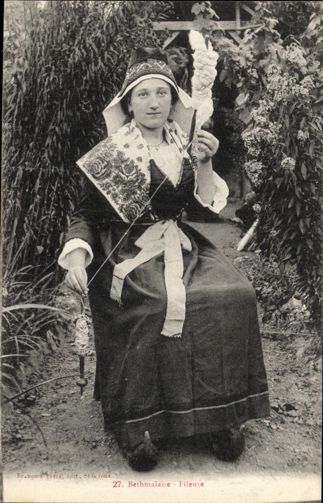 CPA Folklore Bethmalaise Fileuse 