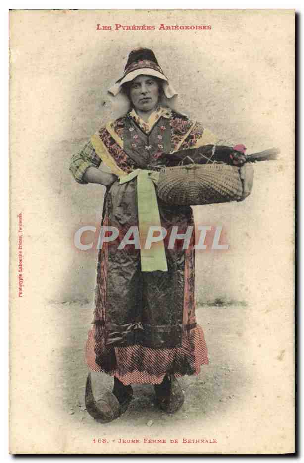 CPA Folklore Pyrenees Ariegeoises Jeune femme de Bethmale 