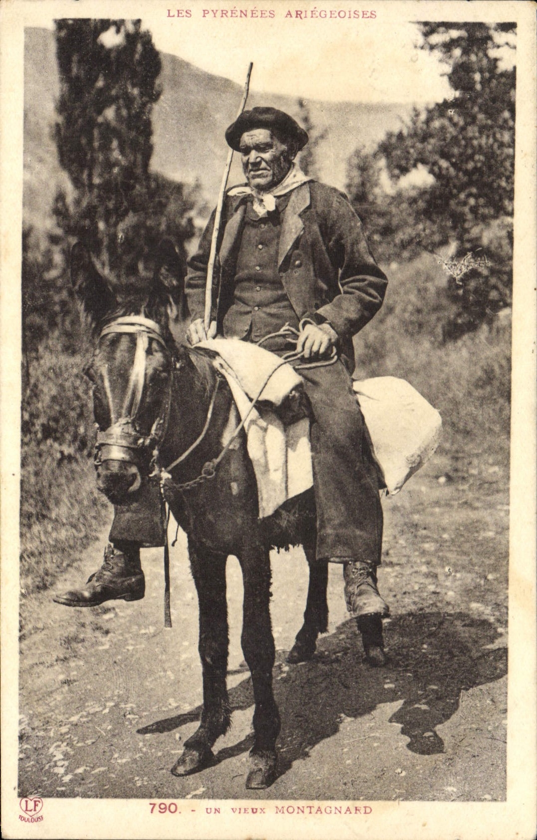 CPA Folklore Vieux Montagnard Pyrenees Ariegeoises Ane Mule 