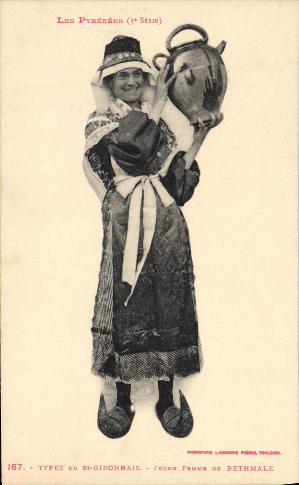 CPA Folklore Types du St Gironnais Jeune femme de Bethmale 