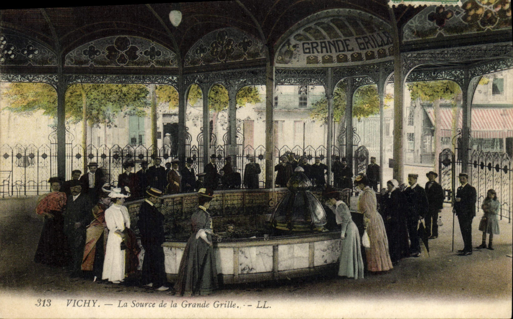 CPA Thermalisme Vichy La Source De La Grande Grille