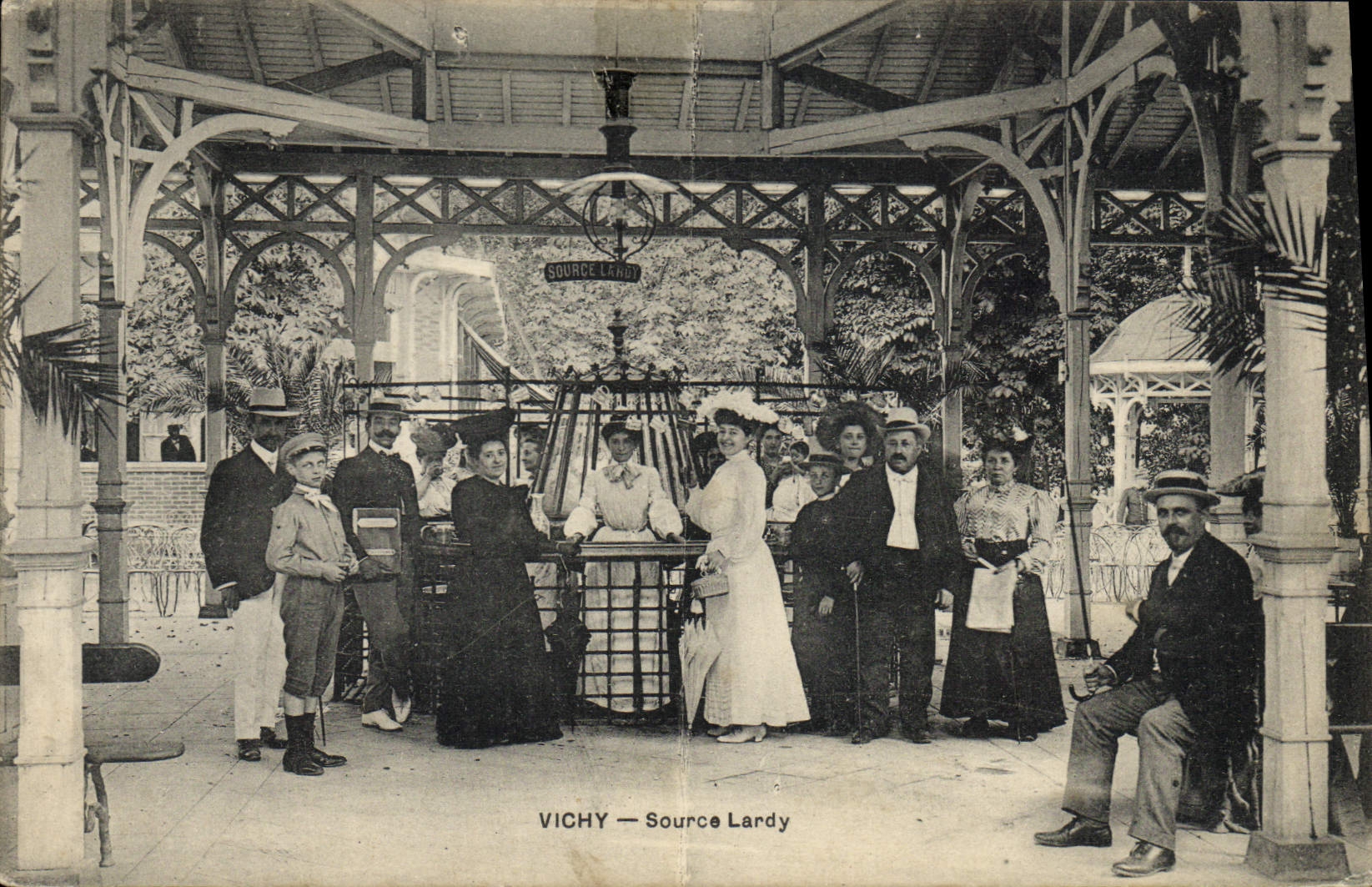 Vichy — Source Lardy — groupe de personnes devant une fontaine - Recto