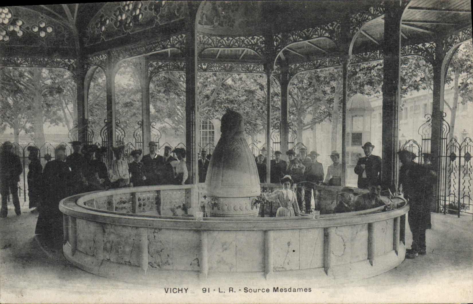 CPA Thermalisme Vichy Source Mesdames