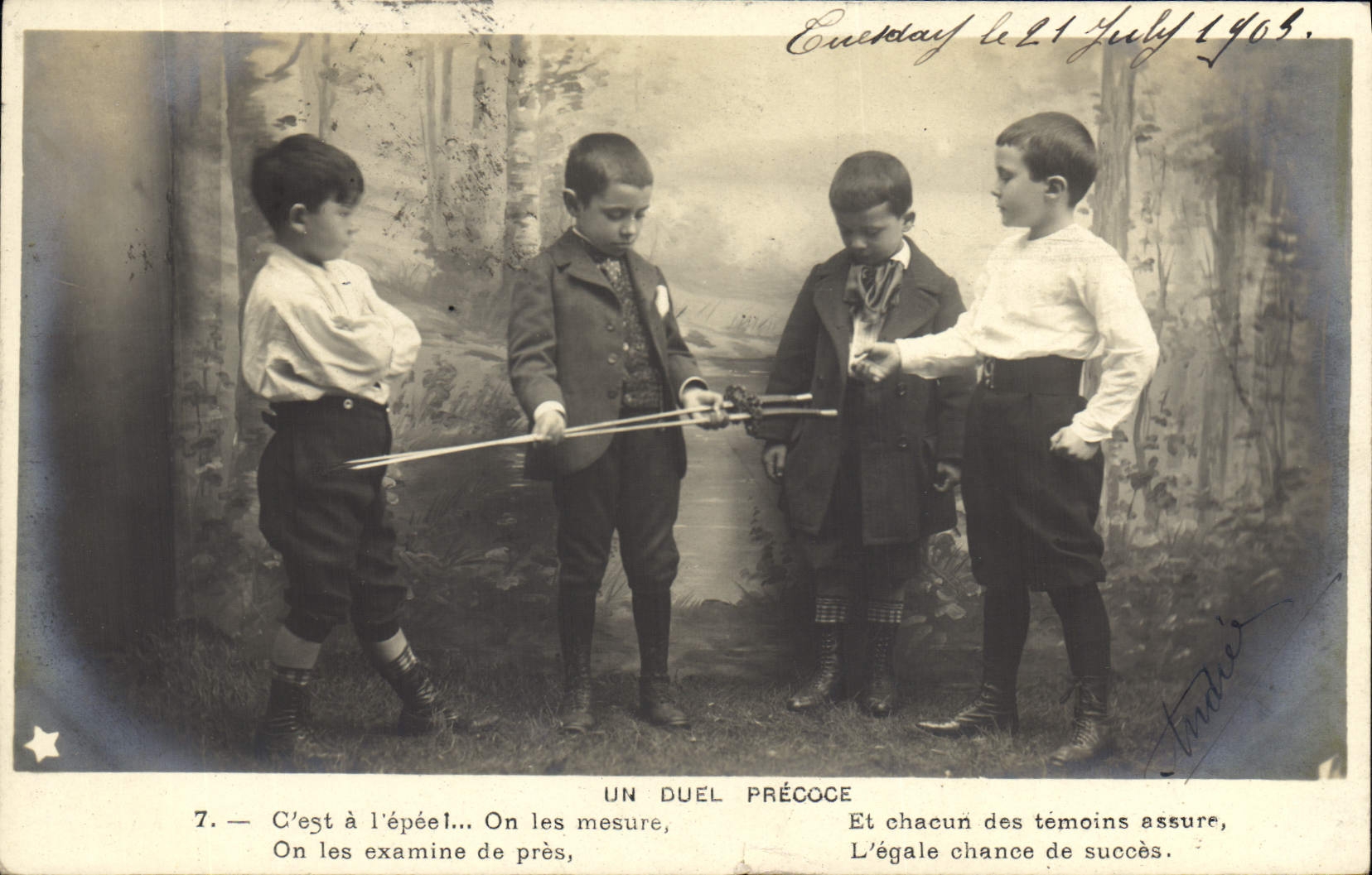 Un duelo precoz — escena con cuatro niños con espadas — Tarjeta postal antigua Guillotinée, serie n. 632