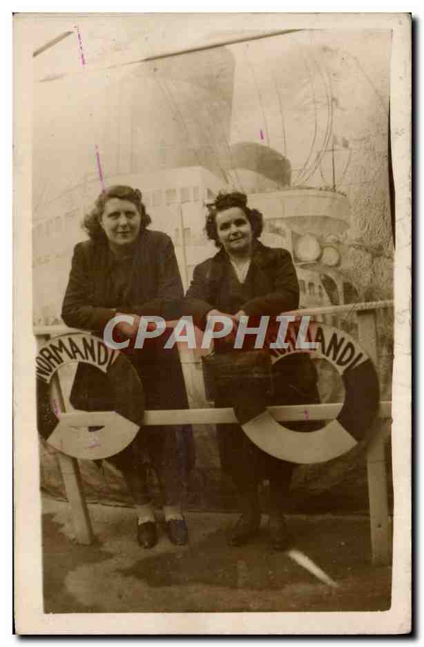 Deux femmes à bord du paquebot Normandie — éditeur inconnu, n° de série non visible