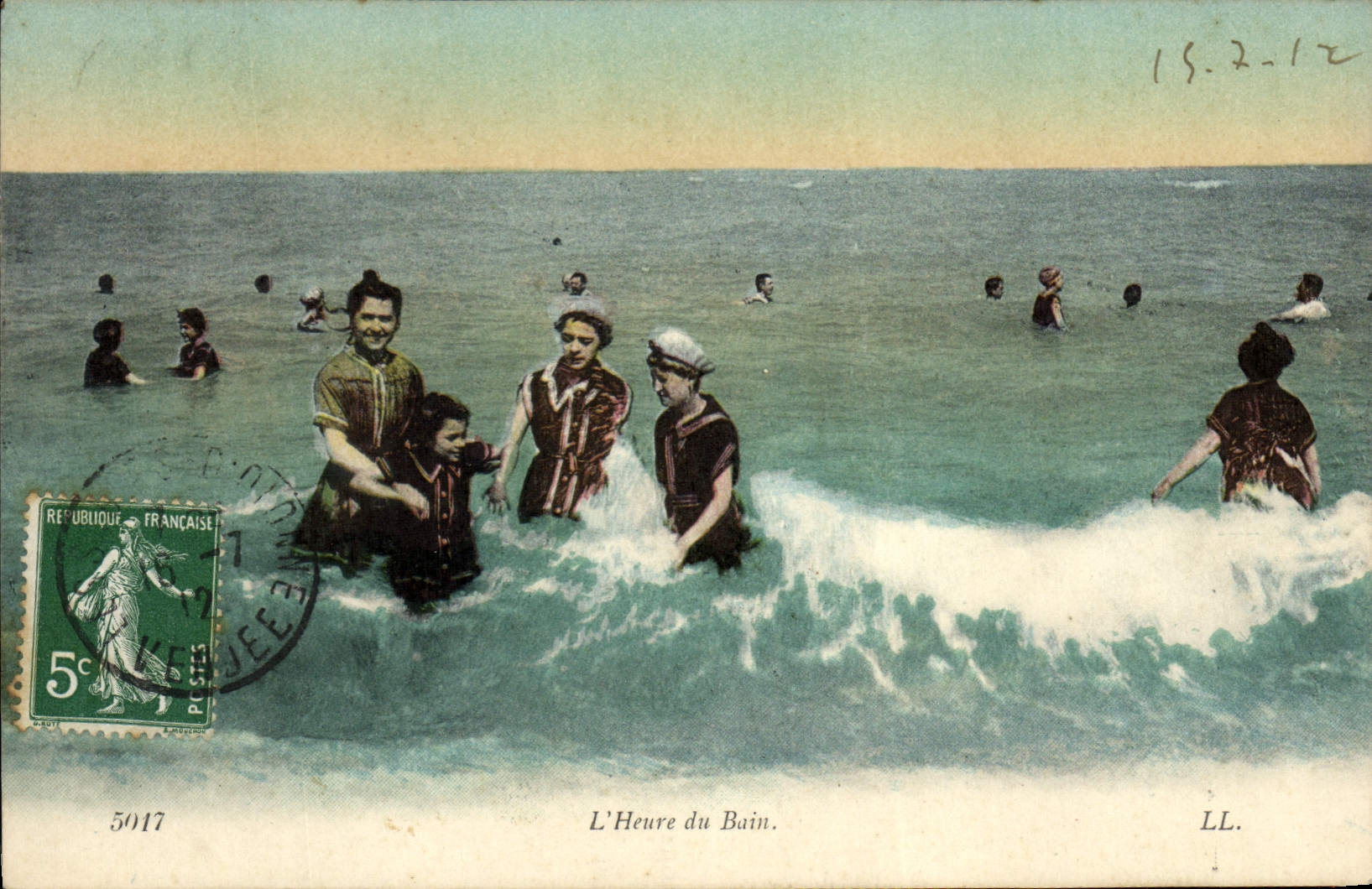 CPA Femme Maillot de Bains L'heure du bain