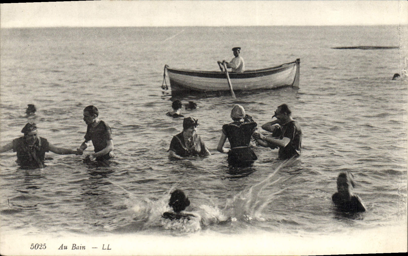 CPA Femme Maillot de Bains Au bain 