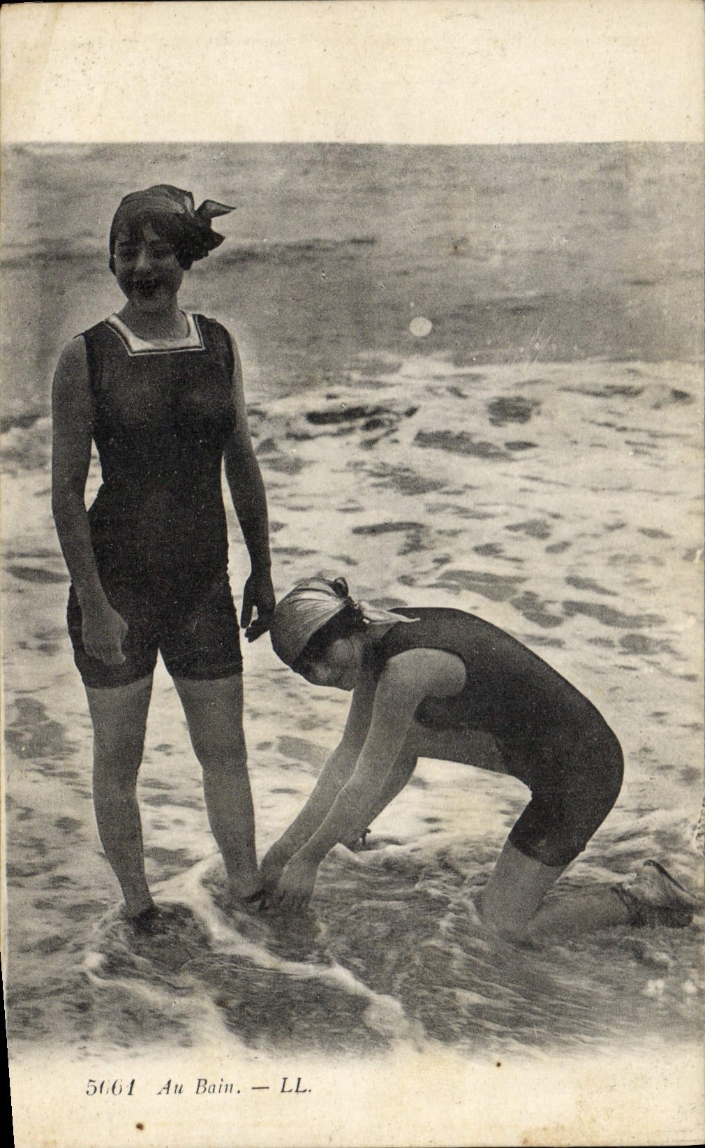 Deux femmes au bord de la mer — LL, n° 5061