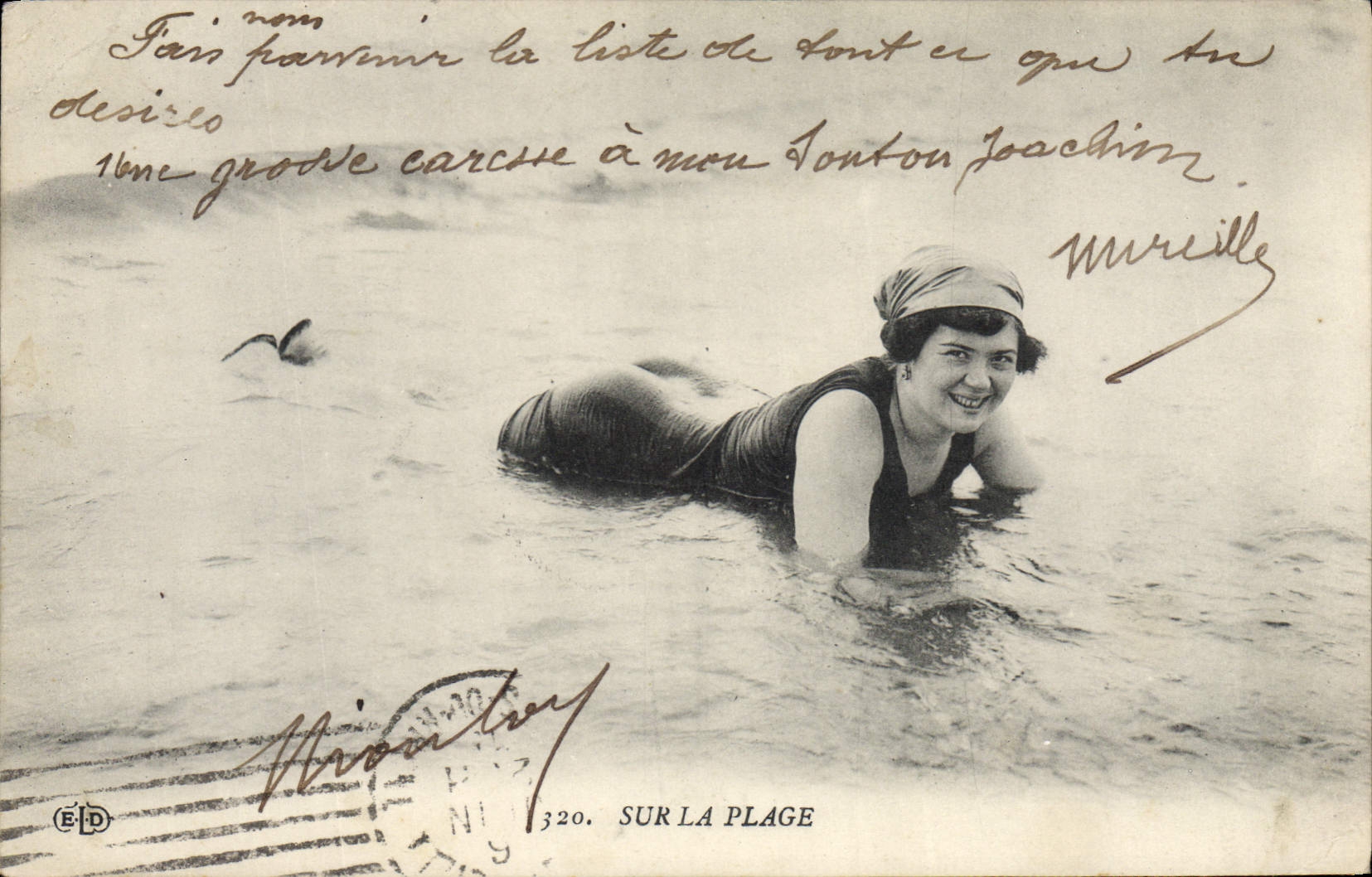 CPA Femme Maillot de Bains Sur la plage