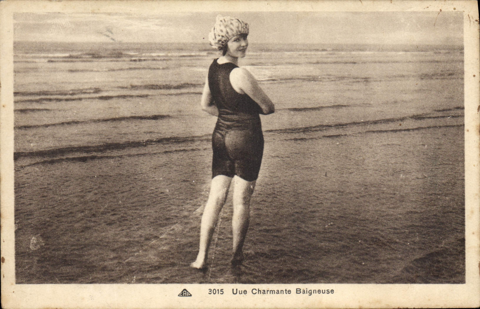 CPA Femme Maillot de Bains Une charmante baigneuse 