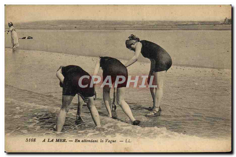 CPA Femme Maillot de Bains En attendant la vague