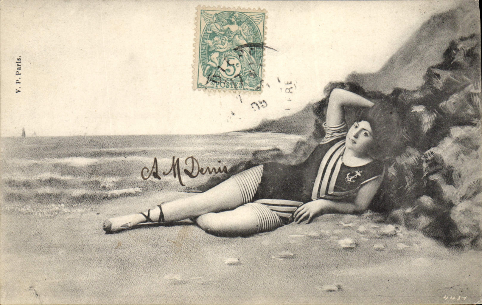 Femme en maillot de bain — plage rocheuse — A.M. Denis