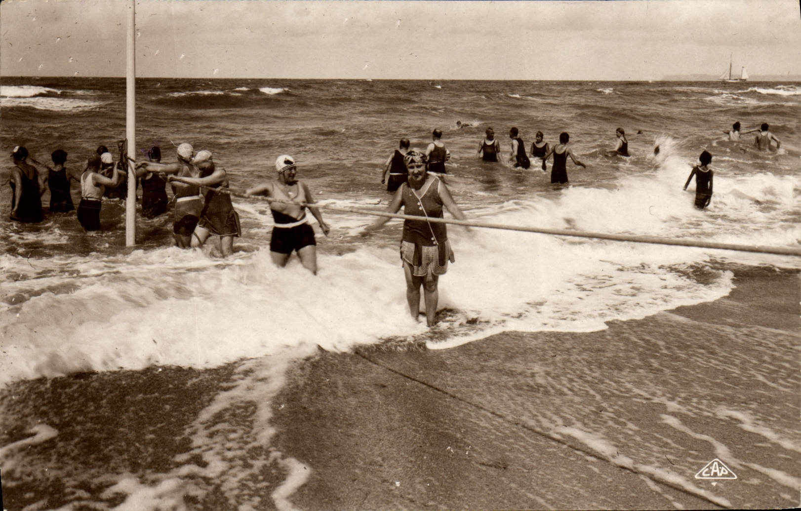 CPA Femme Maillot de Bains L'heure du bain