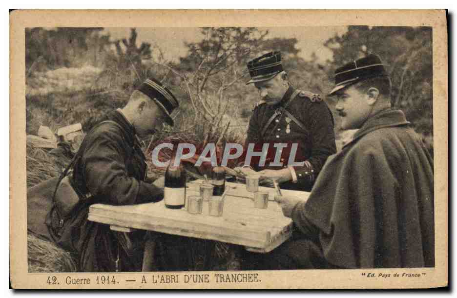 CPA Militaria Guerre A L'Abri D'une Tranchee