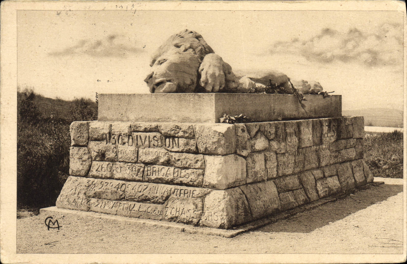 Monument du Lion — 130e Division — Général Toulorge — Carrefour Sainte-Fine — Éditeur : C.M. (signé en bas)