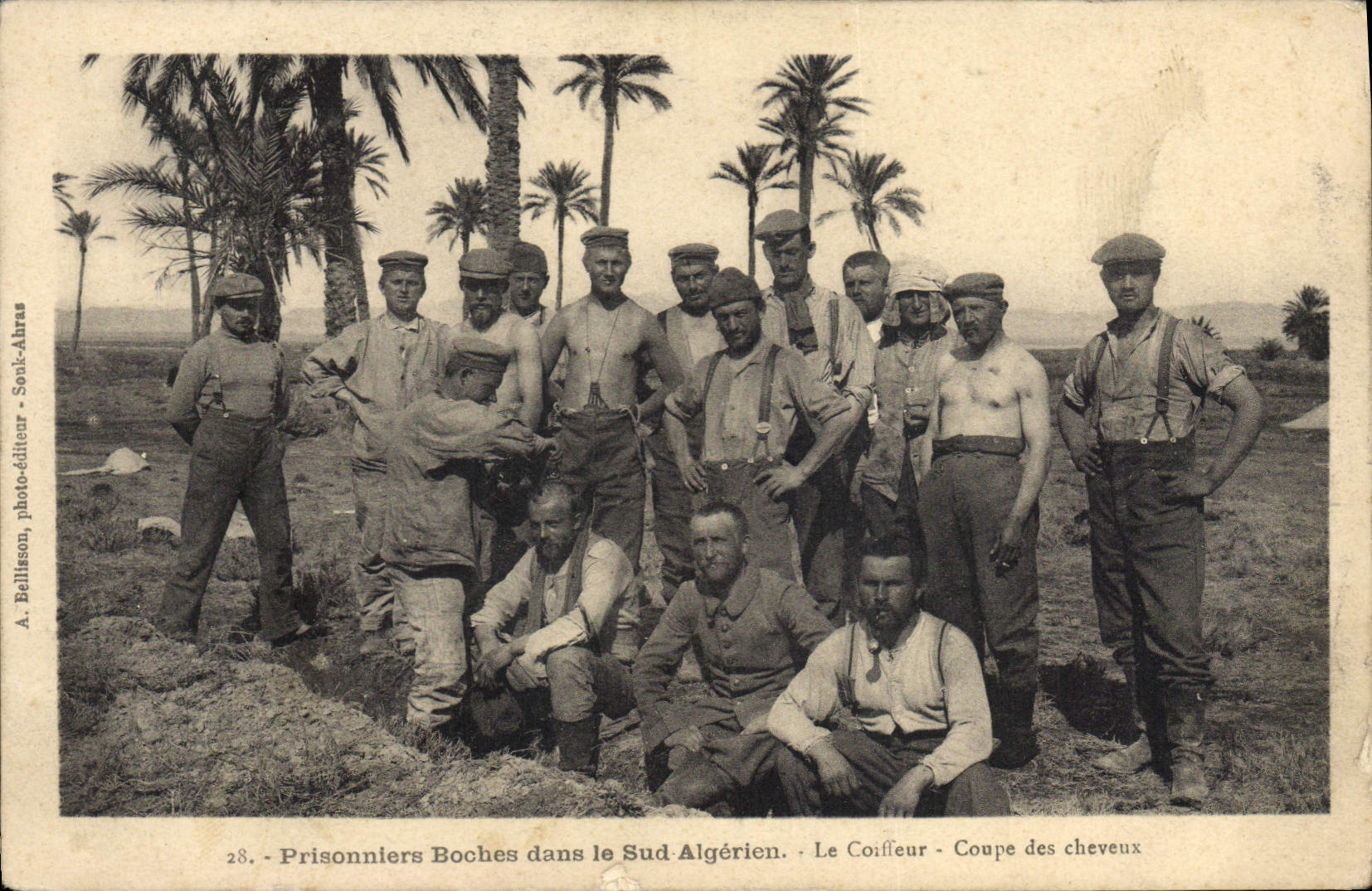 Geallieerde gevangenen in het zuiden van Algerije — De kapper - Haarknippen — A. Bellison, foto-uitgever, Spaak-Ahras, n°28