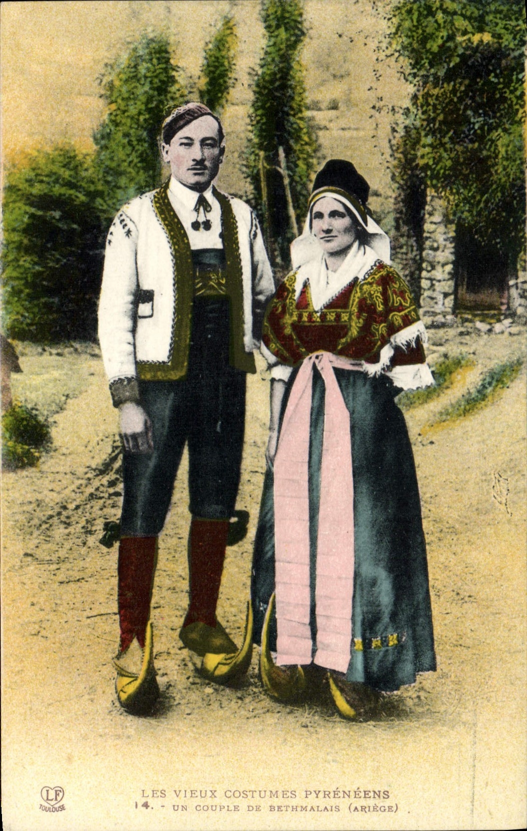 CPA Folklore Un couple de Bethmalais Ariege 