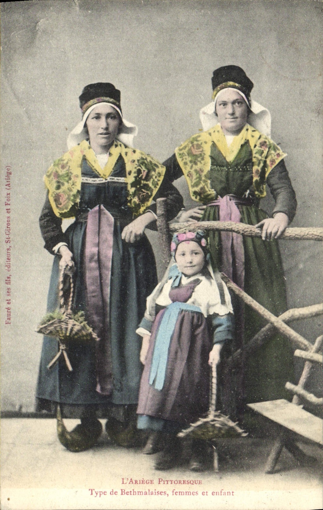 CPA Folklore Ariege Type de Bethmalaise Femmes et enfant