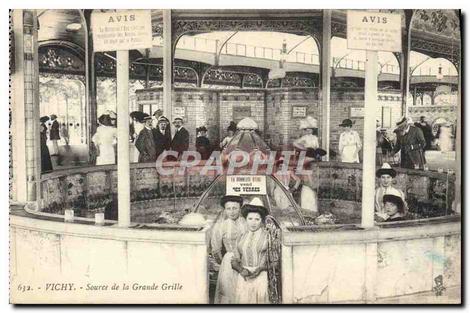 Vichy - Source de la Grande Grille — vue intérieure du bassin avec visiteurs et panneaux d'avis