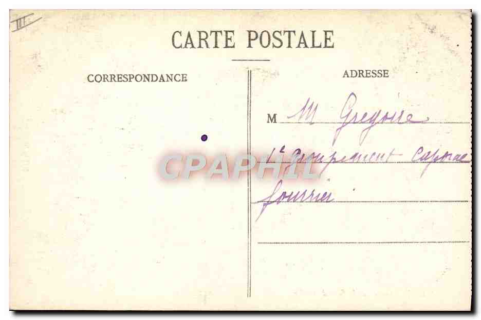 Vichy - Source de la Grande Grille — vue intérieure du bassin avec visiteurs et panneaux d'avis — Verso