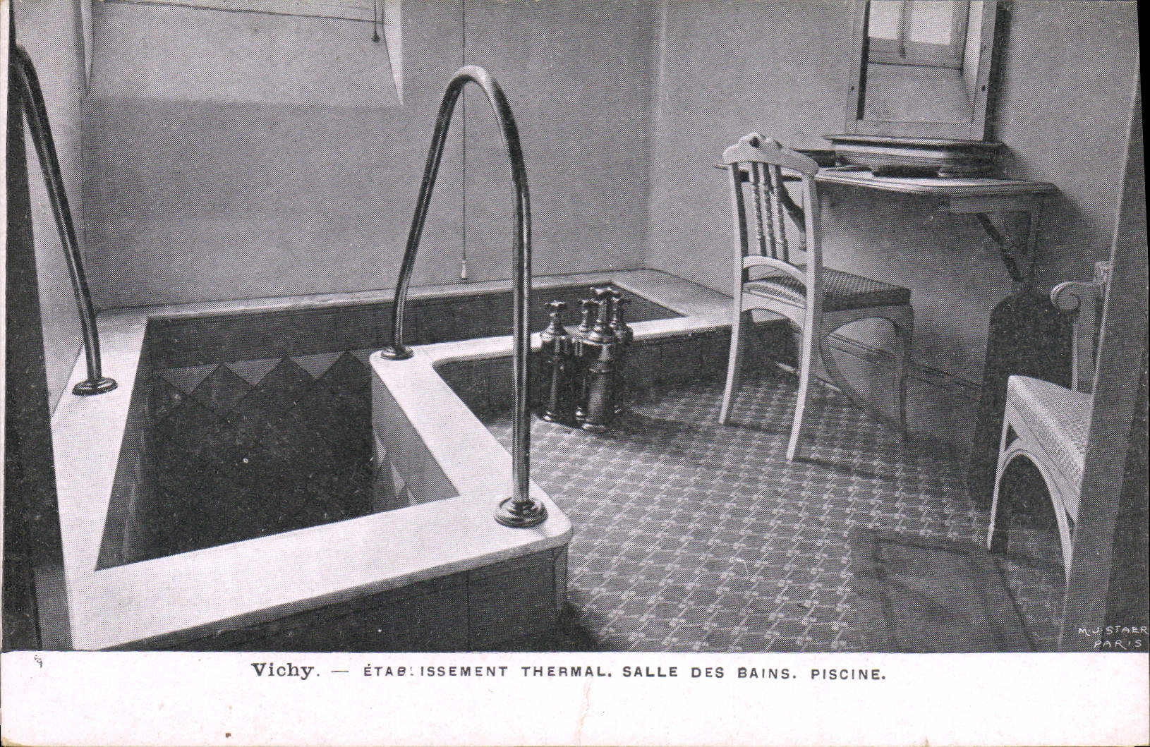 CPA Thermalisme Vichy Etablissement thermal Salle des bains Piscine