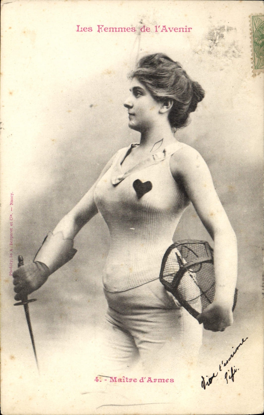 Femme Maître d'Armes — Les Femmes de l'Avenir — Phototypie A. Bergeret et Cie, Nancy