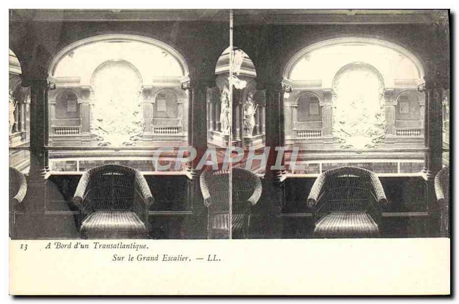 CPA Bateau Paquebot Transatlantique Sur le grand escalier
