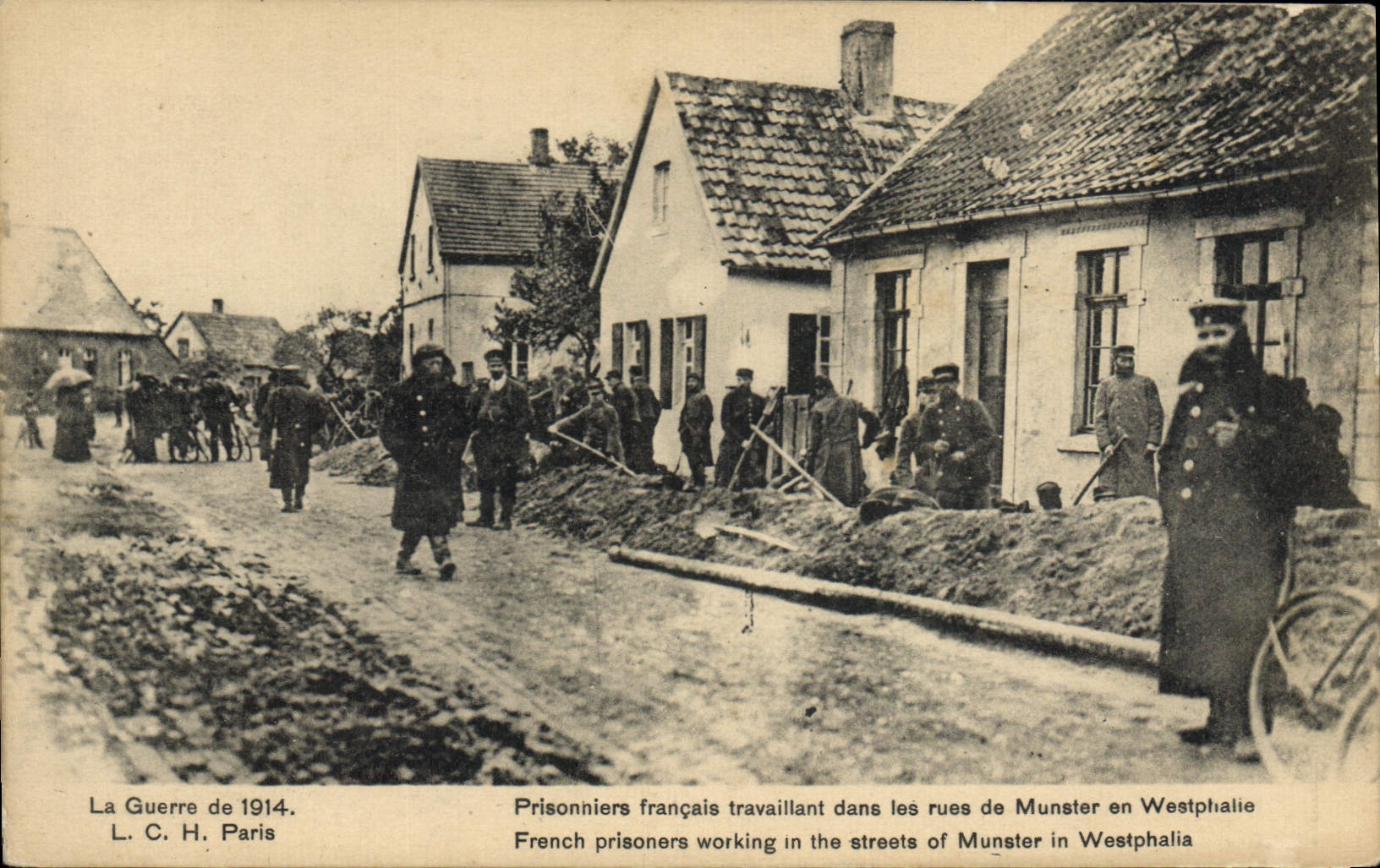 Franse gevangenen die werken in de straten van Munster in Westfalen — De Oorlog van 1914 — L. C. H. Paris