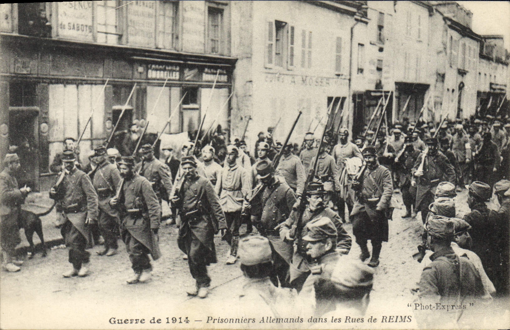 Prisonniers Allemands dans les Rues de REIMS — Guerre de 1914 — Phot-Express