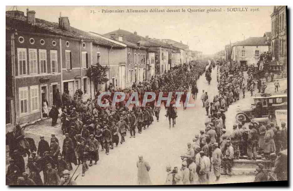Prisioneros alemanes desfilando frente al Cuartel General — SOUILLLY 1916 — editor no visible