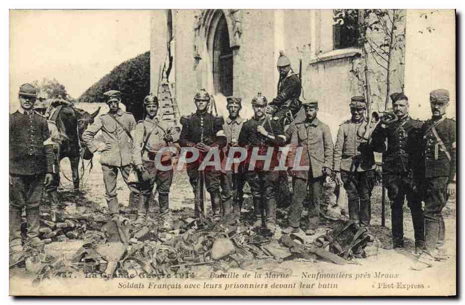 Soldats Français avec leurs prisonniers devant leur butin — Bataille de la Marne — Neufmontiers près Meaux — Phot-Express