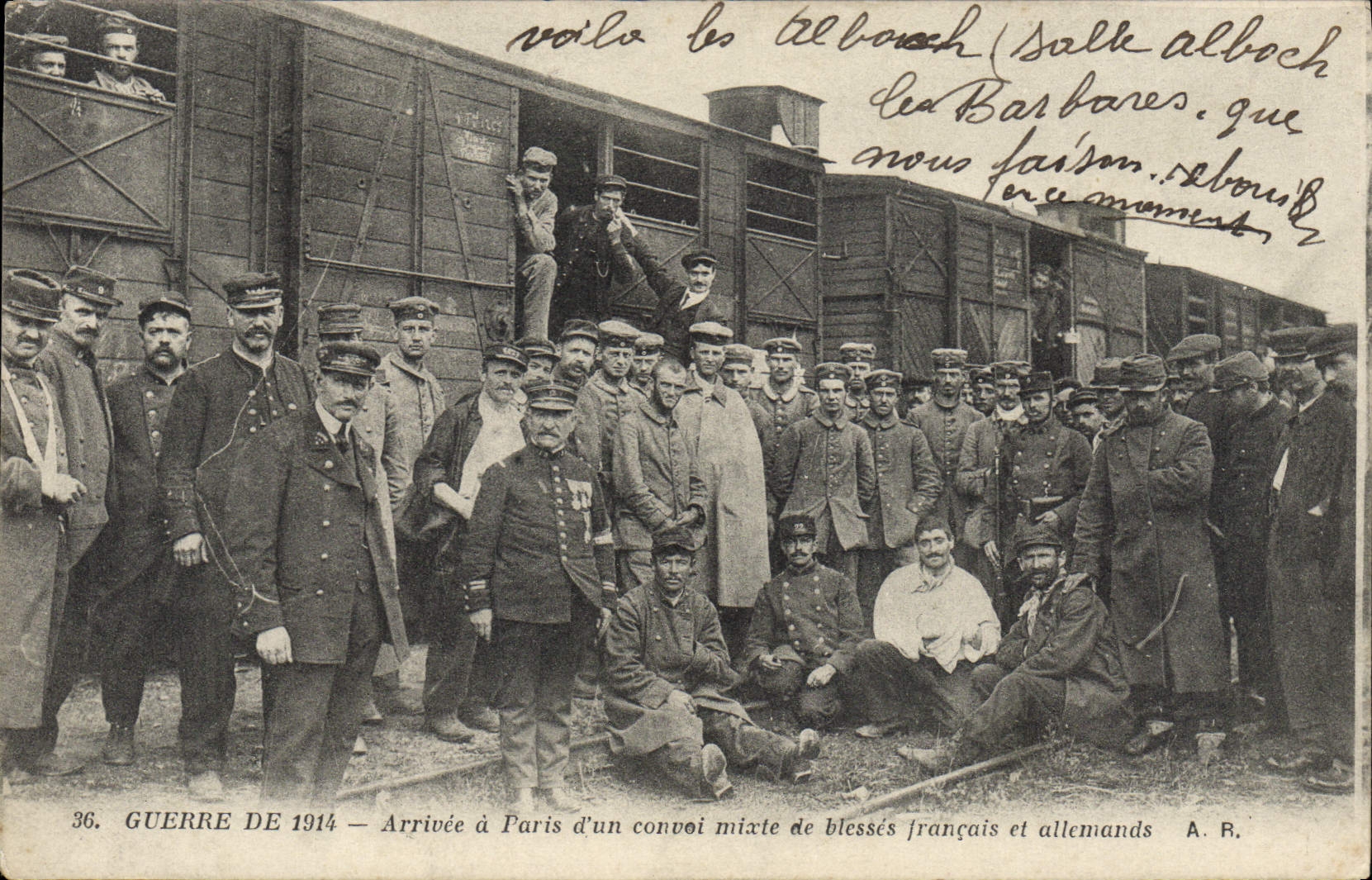 Arrivée à Paris d'un convoi mixte de blessés français et allemands — Guerre de 1914 — A.R.