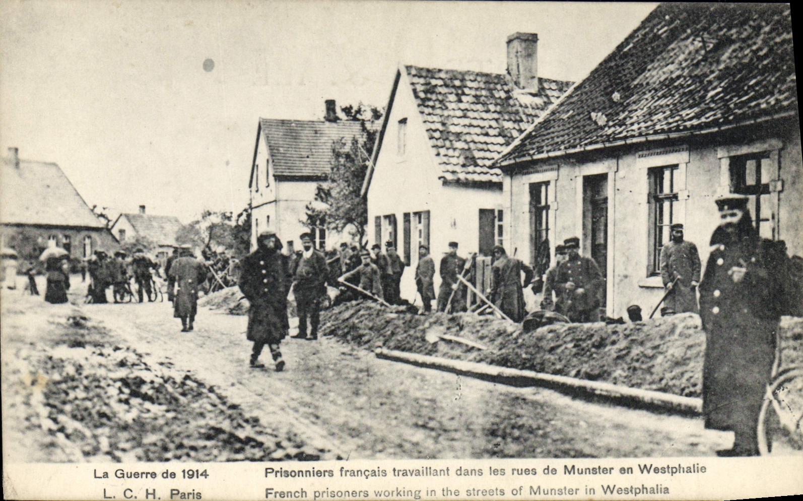 Prisonniers français travaillant dans les rues de Munster en Westphalie — La Guerre de 1914 — L. C. H. Paris