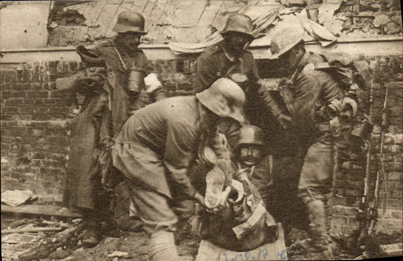 Soldats allemands et un enfant dans les ruines — Collection privée de M. Guyot — Photographe à illustration