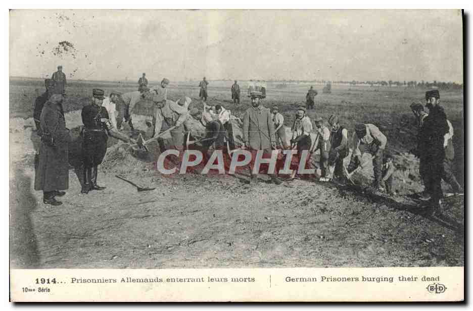 CPA Militaria Prisonniers allemands enterrant leurs morts 